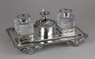 Lote 596: TINTERO CONMEMORATIVO DE PLATA INGLESA SELLADA. TINTERO CONMEMORATIVO DE PLATA INGLESA SELLADA.