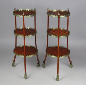 Lote 367: PAR DE MESAS 'ETAGERE' DE ESTILO FRANCES LOUIS PHILIPPE. PAR DE MESAS 'ETAGERE' DE ESTILO FRANCES LOUIS PHILIPPE.