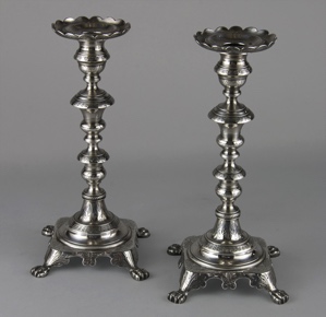 Lote 601: PAR DE ANTIGUOS CANDELEROS COLONIALES DE PLATA BAJA. PAR DE ANTIGUOS CANDELEROS COLONIALES DE PLATA BAJA.