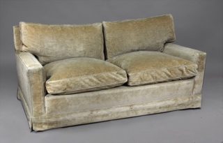 Lote 245: SOFA CONFORTABLE DE LINEA MODERNA PARA DOS CUERPOS. SOFA CONFORTABLE DE LINEA MODERNA PARA DOS CUERPOS.