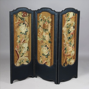Lote 246: PEQUEÑO BIOMBO FORMADO POR TRES HOJAS. PEQUEÑO BIOMBO FORMADO POR TRES HOJAS.