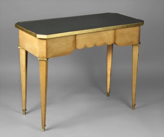 Lote 243: MESA TOILETTE DE ESTILO FRANCES LUIS XVI CON TAPA DE ESPEJO. MESA TOILETTE DE ESTILO FRANCES LUIS XVI CON TAPA DE ESPEJO.