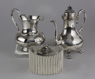 Lotes 603, 604 y 605: 
																		PEQUEÑA JARRA DE PLATA NACIONAL 925 SELLADA. 
																		CAFETERA FRANCESA SELLADA CARDEILHAC CON TAPA. 
																		ANTIGUO TEA CADDY DE PLATA INGLESA SELLADA. 