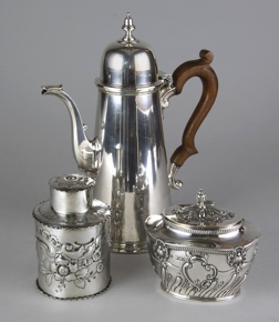 Lotes 607 y 609: 
																		CAFETERA DE PLATA INGLESA SELLADA CON TAPA. 
																		DOS ANTIGUAS PIEZAS DE PLATA INGLESA SELLADA DIFERENTES. 