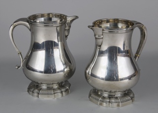 Lote 526: PAR DE JARRAS FRANCESAS SELLADAS PUIFORCAT.  PAR DE JARRAS FRANCESAS SELLADAS PUIFORCAT. 