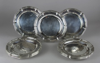 Lote 518: DOCE ANTIGUOS PLATOS DE PLATA BAJA COLONIAL.  DOCE ANTIGUOS PLATOS DE PLATA BAJA COLONIAL. 