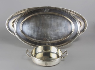 Lote 519: DOS FUENTES Y UNA GUISERA DE PLATA EUROPEA PARA SERVIR.  DOS FUENTES Y UNA GUISERA DE PLATA EUROPEA PARA SERVIR. 