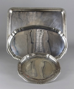 Lotes 529, 530 y 531: 
																		BANDEJA RECTANGULAR DE PLATA FRANCESA SELLADA. 
																		BANDEJA OVAL DE PLATA FRANCESA SELLADA. 
																		PEQUEÑA BANDEJA FRANCESA SELLADA PUIFORCAT. 