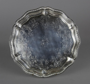 Lote 528: PEQUEÑA BANDEJA CIRCULAR INGLESA POR ROBERT GARRARD.  PEQUEÑA BANDEJA CIRCULAR INGLESA POR ROBERT GARRARD. 