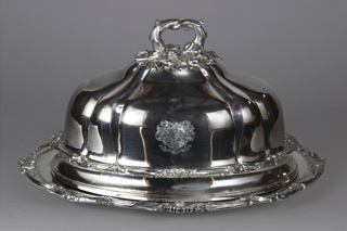 Lote 540: ANTIGUA TAPA CAMPANA OLD SHEFFIELD CON FUENTE DE APOYO.  ANTIGUA TAPA CAMPANA OLD SHEFFIELD CON FUENTE DE APOYO. 