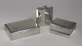 Lotes 631 y 632: 
																		DOS CIGARRERAS DIFERENTES DE PLATA SELLADA. 
																		PETACA DE PLATA STERLING SELLADA CON TAPA. 