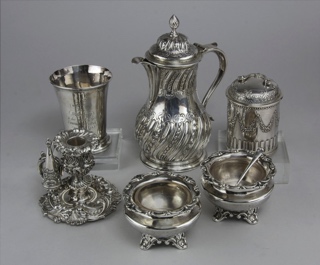 Lotes 626, 627, 628, 629 y 630: 
																		ANTIGUO VASO DE PLATA INGLESA SIGLO XVIII. 
																		ANTIGUA CAFETERA INGLESA JORGE III CON TAPA. 
																		ANTIGUO 'TEA-CADDY'  INGLES WILLIAM & MARY. 
																		PEQUEÑA PALMATORIA INGLESA JORGE IV. 
																		PAR DE ANTIGUOS SALEROS INGLESES VICTORIANOS. 