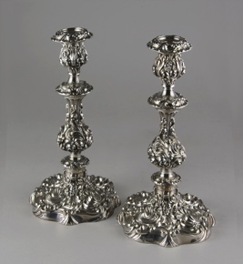 Lote 543: PAR DE CANDELEROS INGLESES E.P.N.S. PLATEADO.  PAR DE CANDELEROS INGLESES E.P.N.S. PLATEADO. 