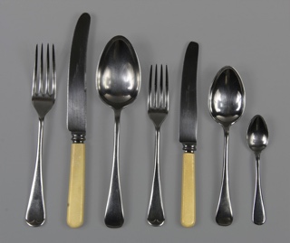 Lote 651: CONJUNTO DE CUBIERTOS DE METAL INGLES PLATEADO.  CONJUNTO DE CUBIERTOS DE METAL INGLES PLATEADO. 