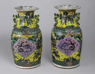 Lote 810: PAR DE ANTIGUOS VASOS DE PORCELANA CHINA ESMALTADA.  PAR DE ANTIGUOS VASOS DE PORCELANA CHINA ESMALTADA. 