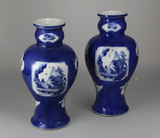 Lote 811: PAR DE ANTIGUOS VASOS DE PORCELANA CHINA ESMALTADA.  PAR DE ANTIGUOS VASOS DE PORCELANA CHINA ESMALTADA. 