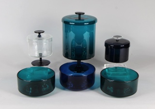 Lote 645: CONJUNTO DE VIDRIO DE COLOR PARA MESA.  CONJUNTO DE VIDRIO DE COLOR PARA MESA. 