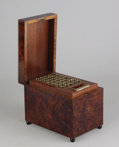 Lote 913: CURIOSA CIGARRERA EN MADERA DE THUYA CON MECANISMO MUSICAL.  CURIOSA CIGARRERA EN MADERA DE THUYA CON MECANISMO MUSICAL. 