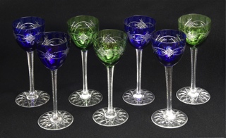 Lotes 661 y 660: 
																		VEINTE COPAS ALTAS AZULES PARA VINO DEL RHIN. 
																		VEINTE COPAS ALTAS VERDES PARA VINO DEL RHIN. 