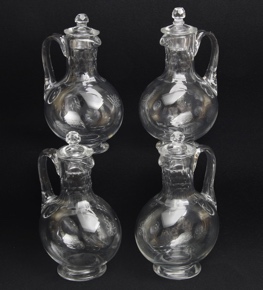 Lote 524: CUATRO GARRAFAS DE FINO CRISTAL LISO PARA VINO CON TAPON. CUATRO GARRAFAS DE FINO CRISTAL LISO PARA VINO CON TAPON.