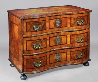 Lote 335: ANTIGUA COMODA ALEMANA DEL SIGLO XVIII.  ANTIGUA COMODA ALEMANA DEL SIGLO XVIII. 