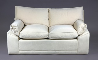 Lote 344: PEQUEÑO SOFA CONFORTABLE PARA DOS CUERPOS.  PEQUEÑO SOFA CONFORTABLE PARA DOS CUERPOS. 