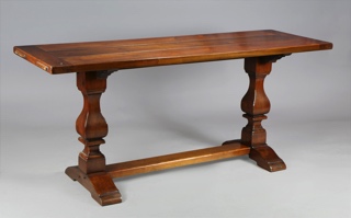 Lote 325: MESA RECTANGULAR ESTILO INGLES PARA CENTRO.  MESA RECTANGULAR ESTILO INGLES PARA CENTRO. 