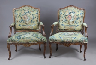 Lote 319: PAR DE SILLONES FRANCESES DE EPOCA LUIS XV.   PAR DE SILLONES FRANCESES DE EPOCA LUIS XV.  