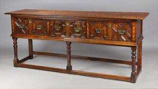 Lote 321: DRESSER DE ESTILO INGLES JACOBINO.  DRESSER DE ESTILO INGLES JACOBINO. 