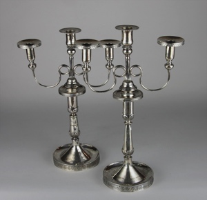 Lote 547: PAR DE ANTIGUOS CANDELABROS COLONIALES SIGLO XIX.  PAR DE ANTIGUOS CANDELABROS COLONIALES SIGLO XIX. 