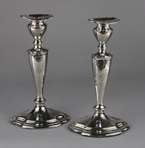 Lote 703: PAR DE CANDELEROS AMERICANOS STERLING SELLADOS.  PAR DE CANDELEROS AMERICANOS STERLING SELLADOS. 