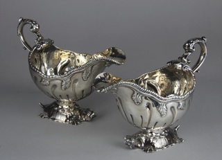 Lote 602: PAR DE ANTIGUAS SALSERAS INGLESAS CON ASA. PAR DE ANTIGUAS SALSERAS INGLESAS CON ASA.