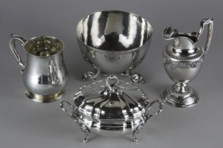 Lotes 674, 675, 676 y 677: 
																		PEQUEÑO JARRO DE PLATA INGLESA SELLADA. 
																		ANTIGUO CENTRO HONDO DE PLATA EUROPEA SELLADA.
																		PEQUEÑA JARRA DE PLATA ALEMANA 800 SELLADA. 
																		PEQUEÑA REPLICA DE SOPERA DE PLATA EUROPEA SELLADA. 