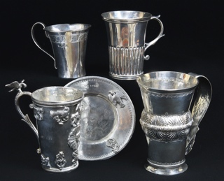 Lotes 684, 685, 687 y 554: 
																		ANTIGUO JARRO COLONIAL DE PLATA BAJA SIGLO XIX. 
																		GRAN JARRO COLONIAL DE PLATA BAJA SIGLO XIX. 
																		ANTIGUO JARRO COLONIAL CON SALVILLA. FINES DEL SIGLO XVIII.
																		GRAN JARRO COLONIAL DEL SIGLO XIX. 