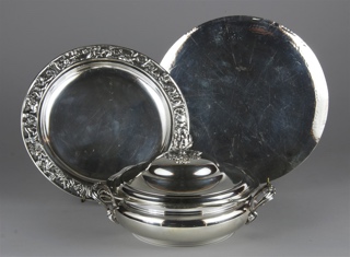 Lotes 690, 691 y 692: 
																		PLATO CIRCULAR DE PLATA NACIONAL 925 SELLADA.
																		PEQUEÑA BANDEJA CIRCULAR DE PLATA 925 SELLADA. 
																		GUISERA DE PLATA FRANCESA SELLADA CON TAPA. 