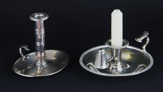 Lotes 688 y 686: 
																		ANTIGUA PALMATORIA COLONIAL DE PLATA BAJA. 
																		PALMATORIA INGLESA DE METAL PLATEADO. 