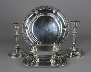 Lotes 696, 697 y 698: 
																		PAR DE ANTIGUOS CANDELEROS DE PLATA AUSTRO HUNGARA.
																		PLATO HONDO DE PLATA ESPAÑOLA 916 SELLADA. 
																		SALSERA DE PLATA NACIONAL 925 SELLADA CON FUENTE ADHERIDA. 