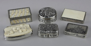 Lote 699: SEIS PEQUEÑOS PASTILLEROS EUROPEOS CON TAPA.  SEIS PEQUEÑOS PASTILLEROS EUROPEOS CON TAPA. 