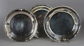 Lote 552: TRES ANTIGUAS PAILAS COLONIALES DE PLATA BAJA SIGLO XIX.  TRES ANTIGUAS PAILAS COLONIALES DE PLATA BAJA SIGLO XIX. 