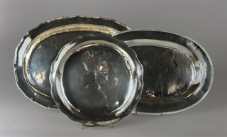 Lotes 549, 550 y 551: 
																		ANTIGUA PAILA COLONIAL DE PLATA BAJA SIGLO XIX. 
																		PEQUEÑA PAILA COLONIAL DE PLATA BAJA SIGLO XIX. 
																		ANTIGUA FUENTE HONDA COLONIAL DE PLATA BAJA SIGLO XIX.  