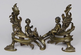 Lote 941: PAR DE ANTIGUOS CHENETS FRANCESES DE ESTILO LUIS XV.  PAR DE ANTIGUOS CHENETS FRANCESES DE ESTILO LUIS XV. 