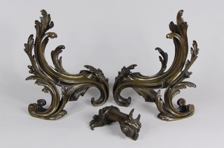 Lotes 943 y 942: 
																		PAR DE ANTIGUOS CHENETS FRANCESES DE ESTILO LUIS XV. 
																		ANTIGUO LLAMADOR DE PUERTA DE BRONCE CINCELADO Y PATINADO. 