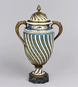 Lote 925: ANFORA DE PORCELANA FRANCESA DE SEVRES CON TAPA.  ANFORA DE PORCELANA FRANCESA DE SEVRES CON TAPA. 