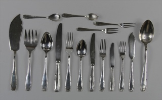 Lote 560: JUEGO DE CUBIERTOS DE PLATA 925 SELLADA.  JUEGO DE CUBIERTOS DE PLATA 925 SELLADA. 