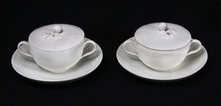 Lote 949: TRECE TAZAS DE PORCELANA ALEMANA PARA CONSOME. TRECE TAZAS DE PORCELANA ALEMANA PARA CONSOME.