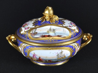 Lote 961: ANTIGUA BOMBONERA DE PORCELANA FRANCESA DE SEVRES CON TAPA.  ANTIGUA BOMBONERA DE PORCELANA FRANCESA DE SEVRES CON TAPA. 