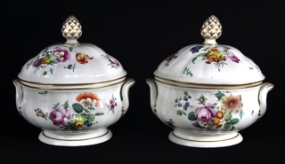 Lote 829: PAR DE ANTIGUAS SOPERAS DE PORCELANA ALEMANA SIGLO XVIII.  PAR DE ANTIGUAS SOPERAS DE PORCELANA ALEMANA SIGLO XVIII. 