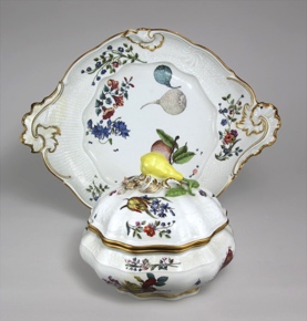 Lote 833: ANTIGUA SOPERA Y FUENTE DE PORCELANA ALEMANA DE MEISSEN. ANTIGUA SOPERA Y FUENTE DE PORCELANA ALEMANA DE MEISSEN.