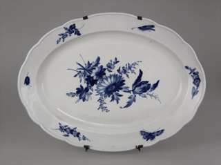 Lote 956: GRAN FUENTE OVAL DE PORCELANA ALEMANA DE MEISSEN.  GRAN FUENTE OVAL DE PORCELANA ALEMANA DE MEISSEN. 