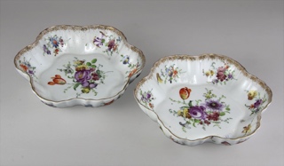 Lote 958: PAR DE ANTIGUOS CENTROS HONDOS DE PORCELANA ALEMANA MEISSEN. PAR DE ANTIGUOS CENTROS HONDOS DE PORCELANA ALEMANA MEISSEN.